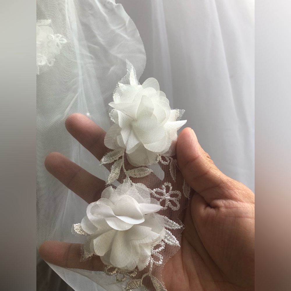 White Floral Long wedding veil, 120 inches long and 70 inches wide. - Picture 2 of 10